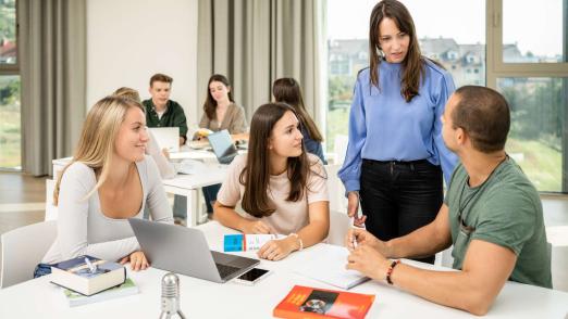 Psychologie Info Talk - Studierende und Lehrende sitzen an einem Tisch - Karl Landsteiner Privatuniversität für Gesundheitswissenschaften Krems