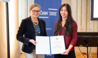 Vice president Ulrike Diebold of the Austrian Academy of Science (left) and Dr. Huey-Jy Huang (right) © ÖAW